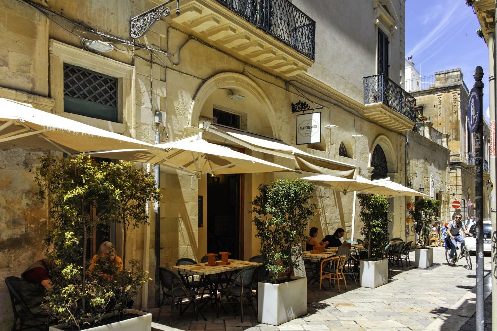leuk straatje met terrasje in Lecce