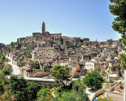 Vanaf de heuvel biedt Matera panoramische uitzichten op de heuvellandschappen