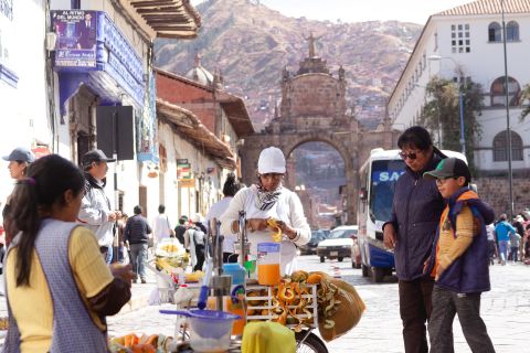 vrouw die fruit schilt in cusco 