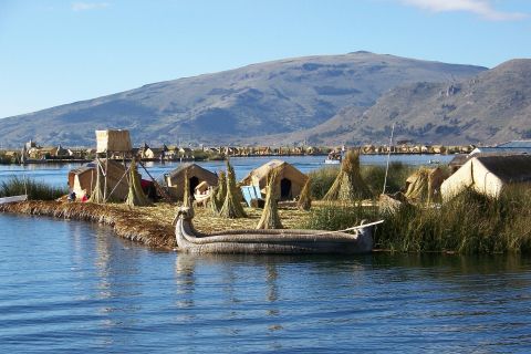 hutjes aan het water in titicacameer