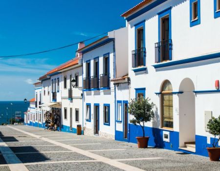 Straat in het dorp Porto Covo - Portugal