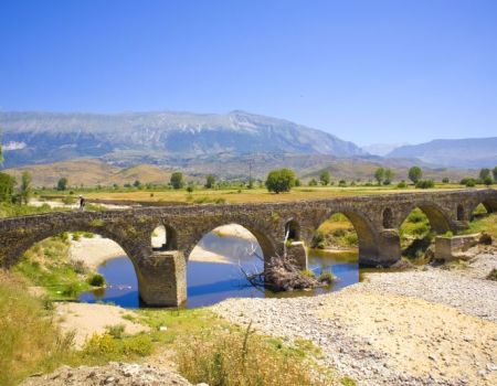 landschap met rivier en bruggetje