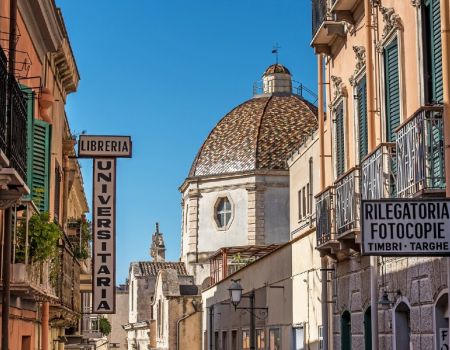 Historische straat in Cagliari - Italië