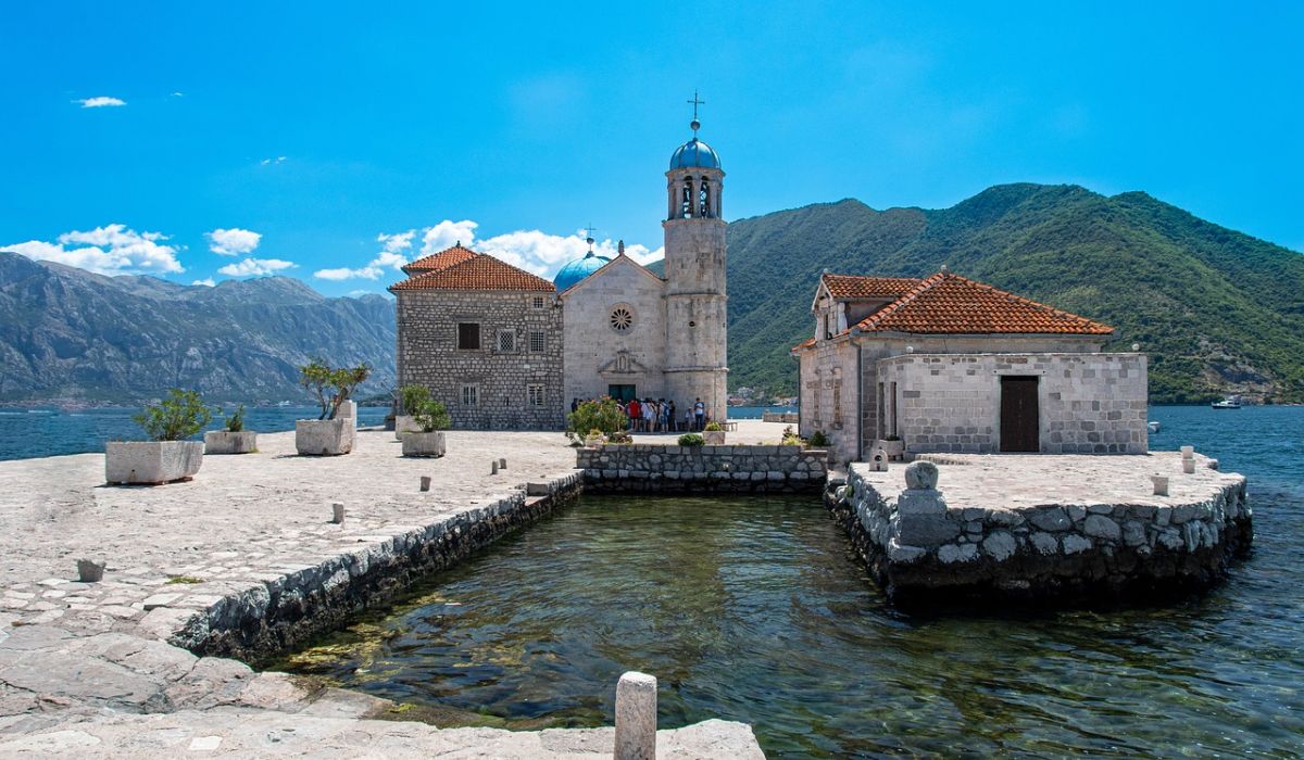 Montenegro Lady rocks
