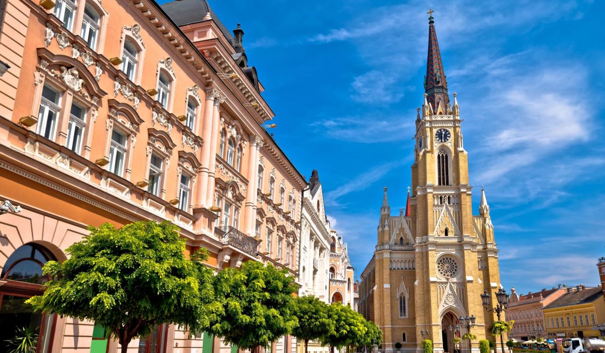 Plein met kerk in Novi Sad